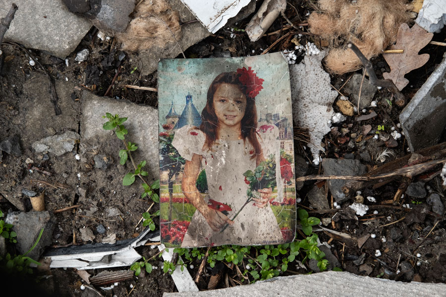 Borodyanka, Ucraina, 26 aprile 2022. Fotografie di famiglia trovate tra i resti di un edificio distrutto dai bombardamenti.