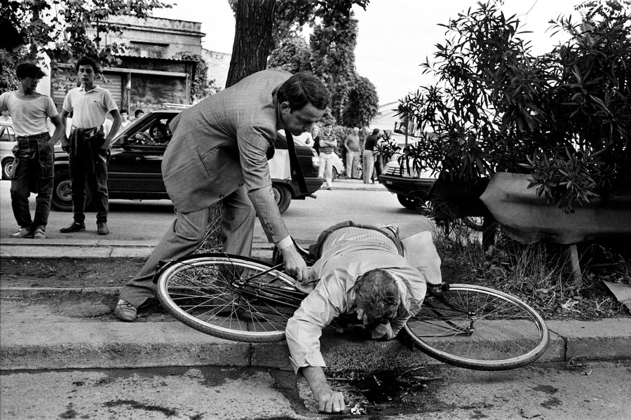 © Letizia Battaglia. Omicidio in bicicletta. Palermo, 1984