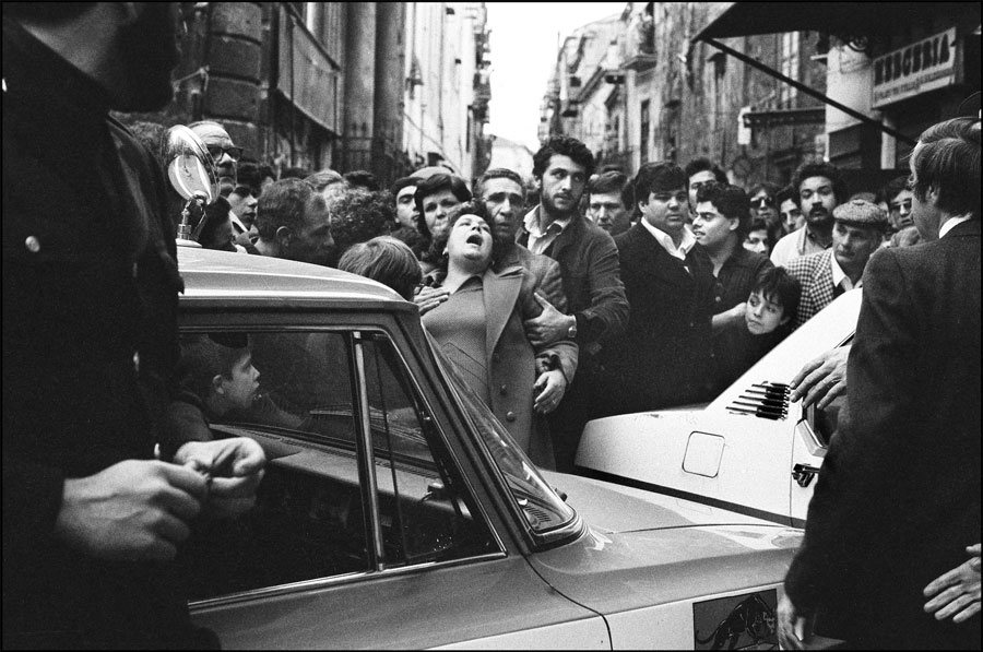 © Letizia Battaglia. Boris Giuliano, capo della Squadra Mobile, sul luogo di un omicidio a Piazza del Carmine. Palermo, 1978