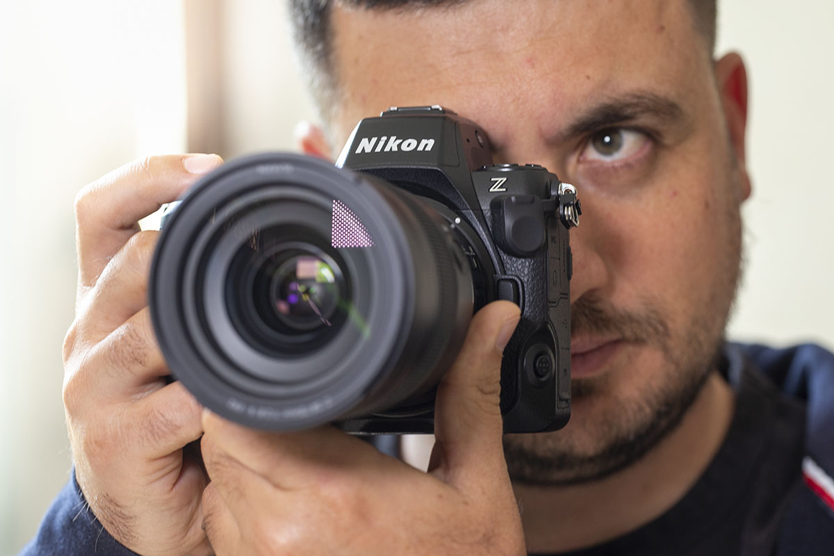 La Nikon Z8 impugnata da un fotografo.