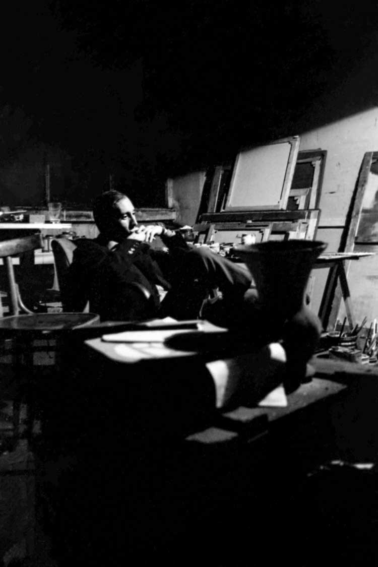 © Enrico Cattaneo, Gianfranco Ferroni nello studio alla Casa degli artisti, corso Garibaldi 89, Milano, marzo 1962
