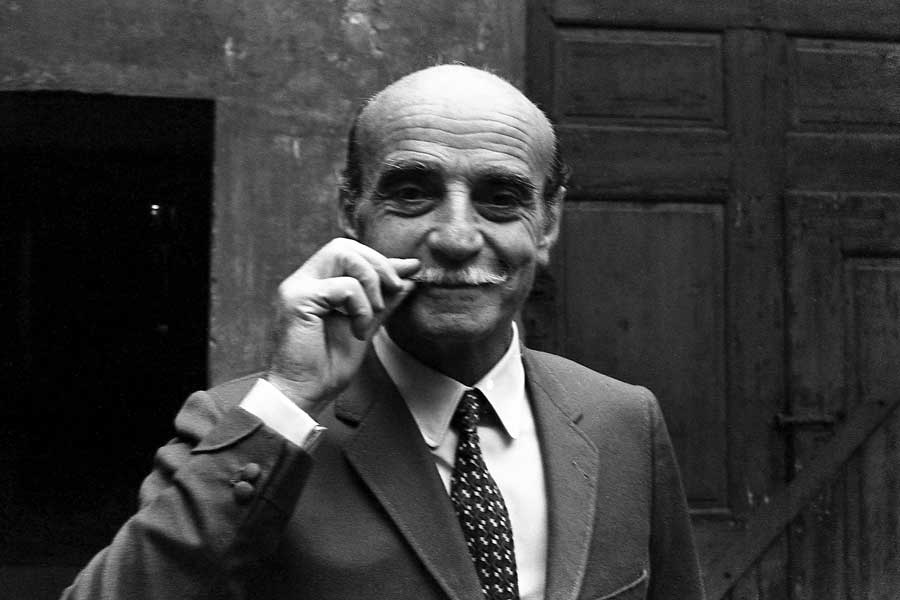 © Enrico Cattaneo, Lucio Fontana nel cortile del suo studio a Palazzo Cicogna, corso Monforte 23, Milano, settembre 1967