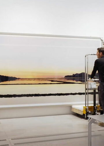 Una squadra lavora all'installazione di "Salinas" sulla parete di una delle prime sale del percorso della mostra.