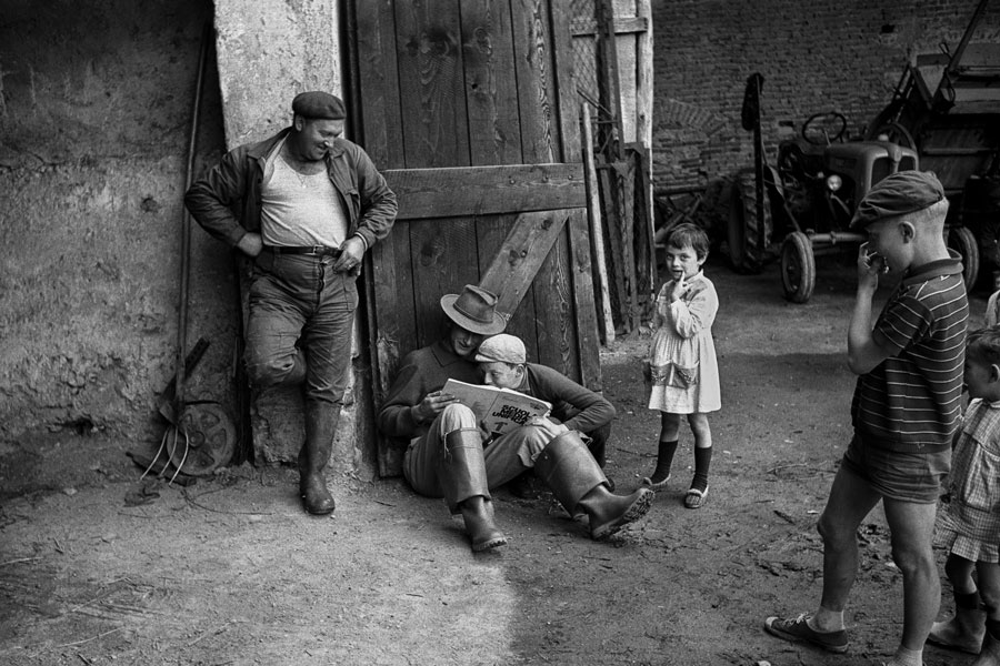 © Mario Dondero, Alfabetizzazione in una cascina della pianura emiliana, Reggio Emilia, 1964