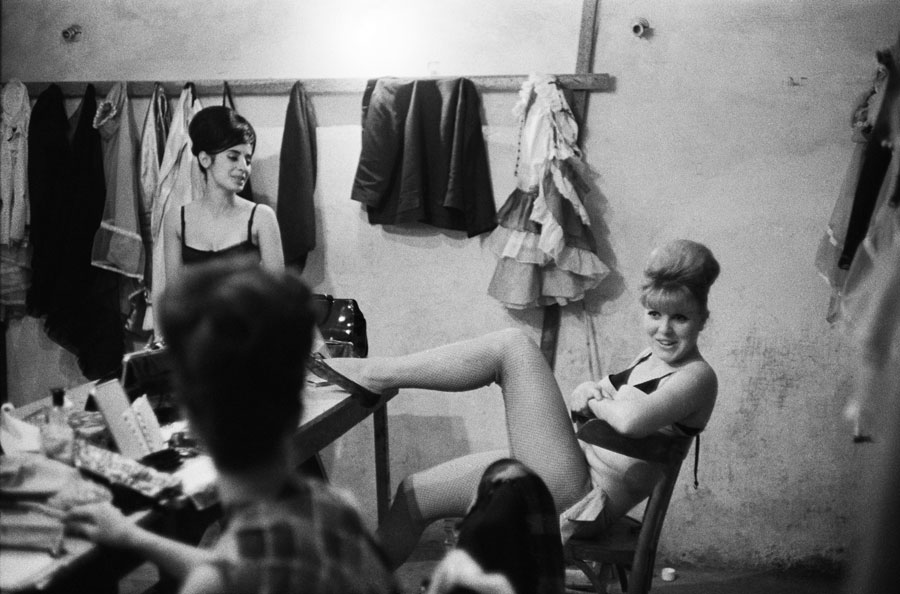 © Mario Dondero, Ballerine di avanspettacolo, Milano, 1953