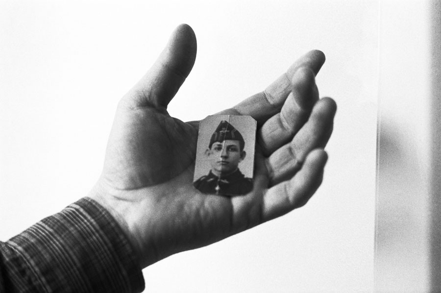 © Mario Dondero, Il ritratto di un giovane combattente repubblicano, scomparso in una fossa di Franco, Malaga, 2001