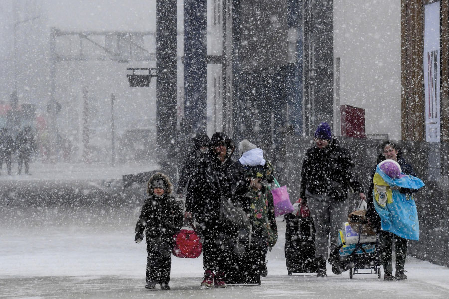 Ciro Fusco / ANSA 11 marzo, Palanca, Moldavia. Famiglie in fuga sotto la neve al passaggio di confine tra Ucraina e Moldavia.