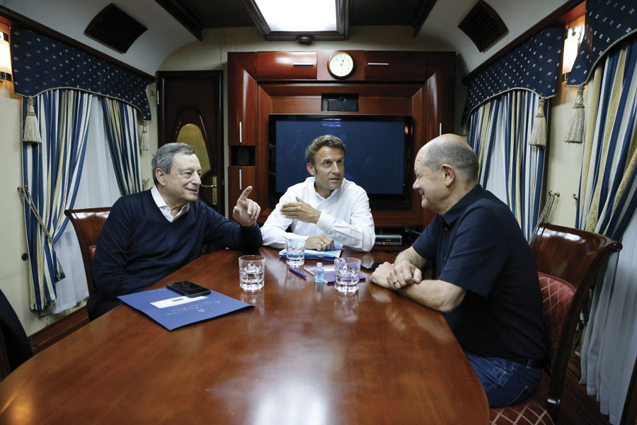 Ludovic Marin / EPA / ANSA 16 giugno, Kiev, Ucraina. Mario Draghi con Emmanuel Macron e Olaf Scholz sul treno che li porta da Varsavia alla capitale ucraina.