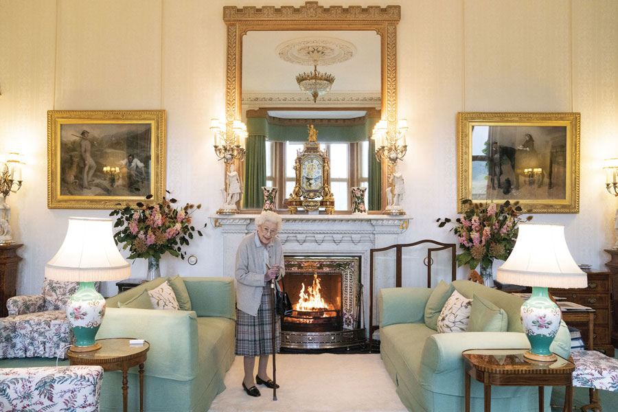 Jane Barlow / EPA / ANSA 6 settembre, Balmoral, Regno Unito. L'ultima immagine ufficiale della regina Elisabetta II, nella Drawing Room della residenza reale di Balmoral.