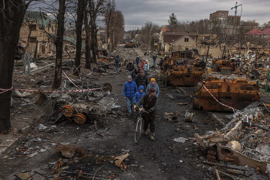 Roman Pilipey / EPA / ANSA 6 aprile 2022, Bucha, Ucraina. Blindati russi distrutti nelle strade della città riconquistata dall'esercito ucraino.