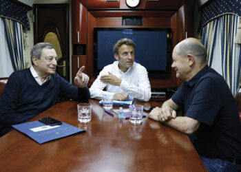 Ludovic Marin / EPA / ANSA 16 giugno, Kiev, Ucraina. Mario Draghi con Emmanuel Macron e Olaf Scholz sul treno che li porta da Varsavia alla capitale ucraina.