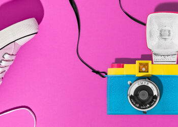 lomography diana f+ cmyk su sfondo fuscia con scarpa rosa