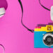 lomography diana f+ cmyk su sfondo fuscia con scarpa rosa