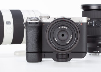 Sony A7CR insieme ad altri obiettivi Sony E