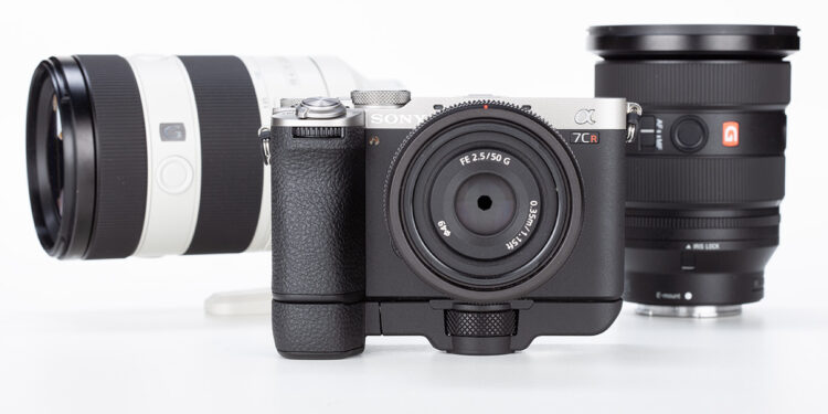 Sony A7CR insieme ad altri obiettivi Sony E