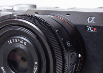 Sony A7C vista dettagliata di trequarti