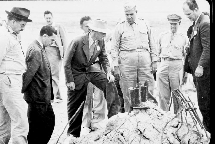 Il generale Leslie Groves e J. Robert Oppenheimer sul luogo della detonazione del Trinity Test, 1945. © National Security Research Center