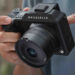 Hasselblad XCD 28P con fotocamera in mano