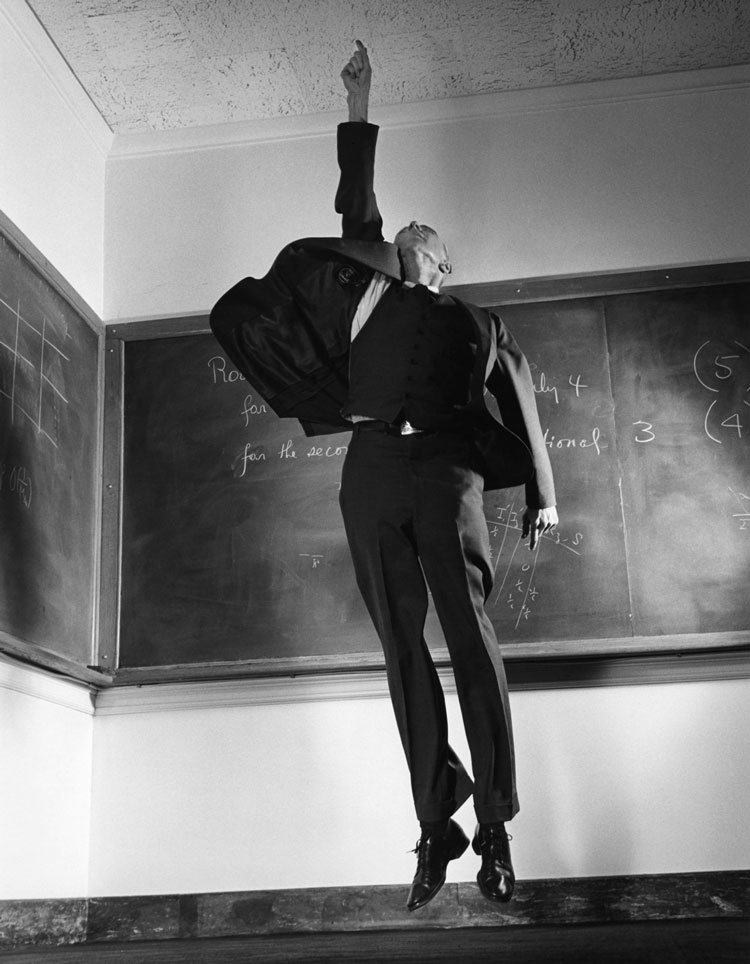 Il fisico americano J. Robert Oppenheimer fotografato da Philippe Halsman, 1958. © Philippe Halsman | Magnum Photos