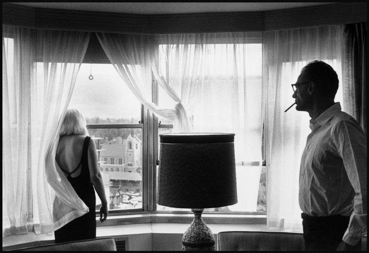 Marilyn Monroe e Arthur Miller nella loro suite dopo un giorno di riprese. Reno, Nevada, USA, 1960 © Inge Morath/Magnum Photos