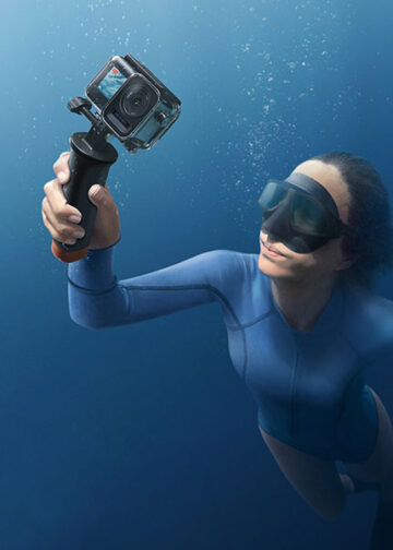 una ragazza in apnea con fotocamera
