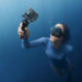 una ragazza in apnea con fotocamera