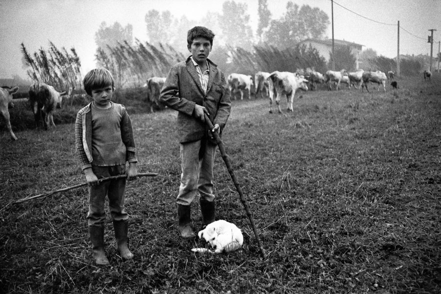 © Paola Agosti, Il mondo dei vinti. Lungo la statale Cuneo-Margarita, luglio 1978