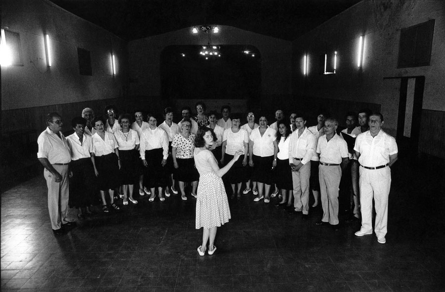 © Paola Agosti, El Paraiso: entrada provisoria. Coronel Moldes, il coro piemontese Argentina, 1990