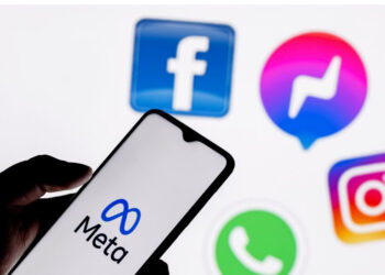 Logo META appare in uno smartphone. sullo sfondo loghi Facebook, Instagram, Messenger e Whatsapp