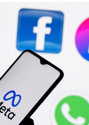 Logo META appare in uno smartphone. sullo sfondo loghi Facebook, Instagram, Messenger e Whatsapp