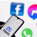 Logo META appare in uno smartphone. sullo sfondo loghi Facebook, Instagram, Messenger e Whatsapp