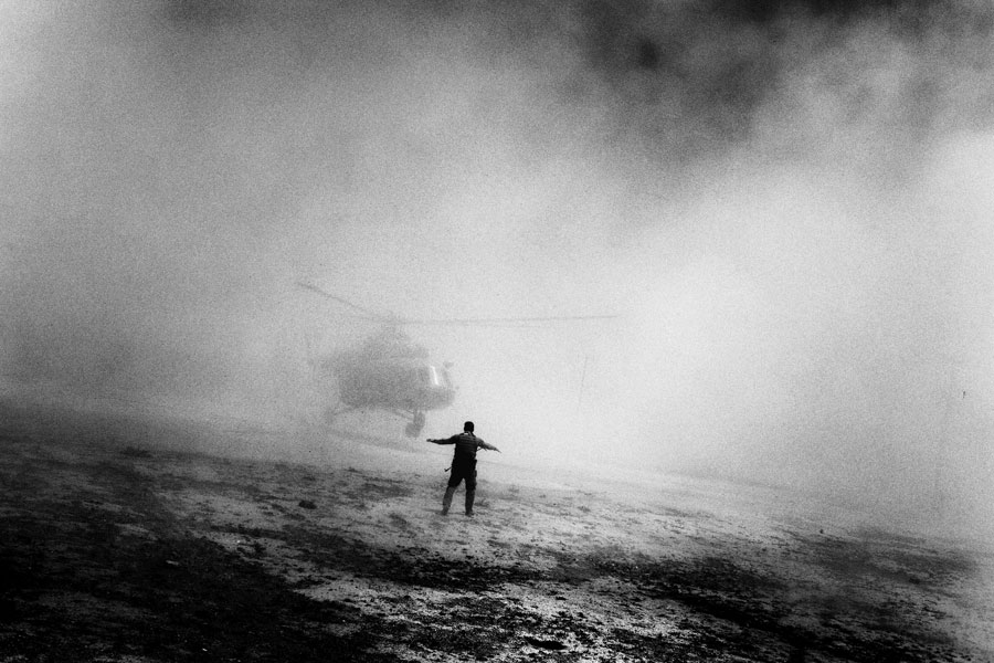 © Paolo Pellegrin. Elicottero utilizzato dalle truppe antidroga afghane e statunitensi. Afghanistan
