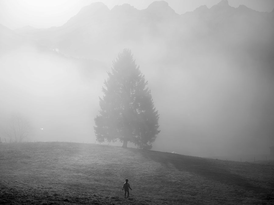 © Paolo Pellegrin. Emma corre in un campo davanti alla fattoria. Château d'Oex, Svizzera
