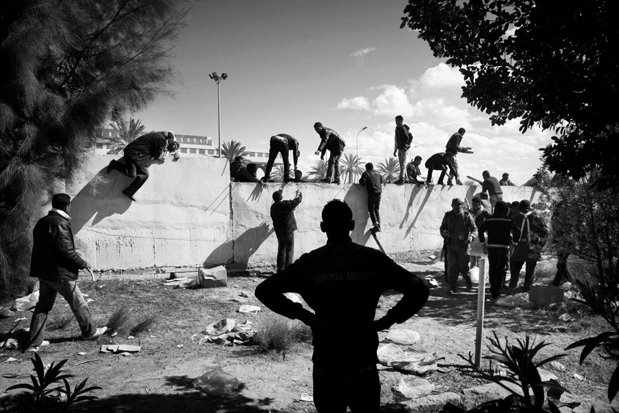 © Paolo Pellegrin. Persone in fuga dalla Libia durante gli scontri tra ribelli e forze pro-Gheddafi. Ras Jdir, Tunisia
