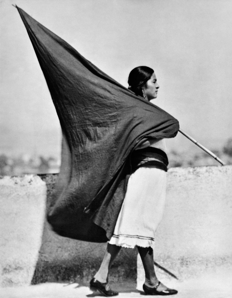 © Tina Modotti, Donna con bandiera, Messico 1928 circa