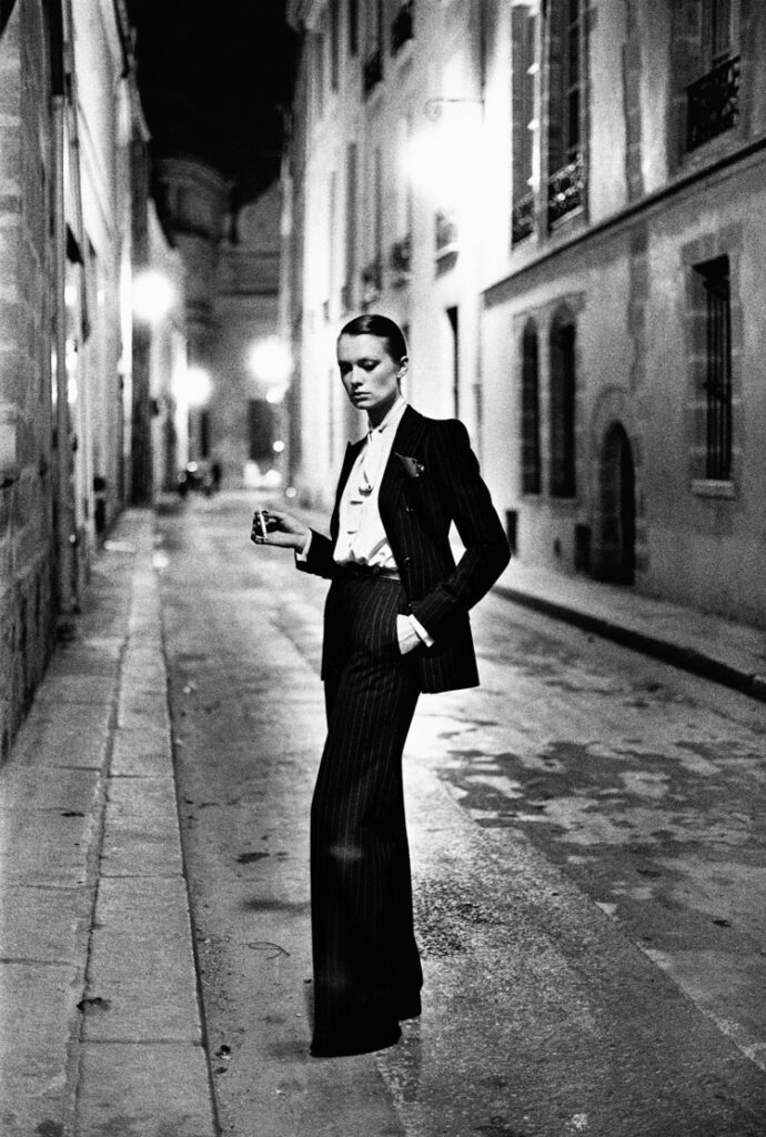 © Helmut Newton, Rue Aubriot, Parigi, 1975, Yves Saint Laurent, French Vogue