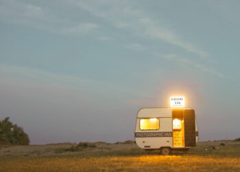 Christian Martinelli (in collaborazione con Nicola Morandini e Andrea Salvà - associazione 00A), Gallery Van (su pastori), 2015. Dal progetto Galleria Popolare, Lascito Christian Martinelli