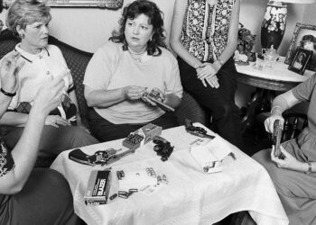 Dalla serie "Gun Nation", Un gruppo di casalinghe di Memphis si incontrano e confrontano le armi acquistate di recente, Memphis, Stati Uniti © Zed Nelson