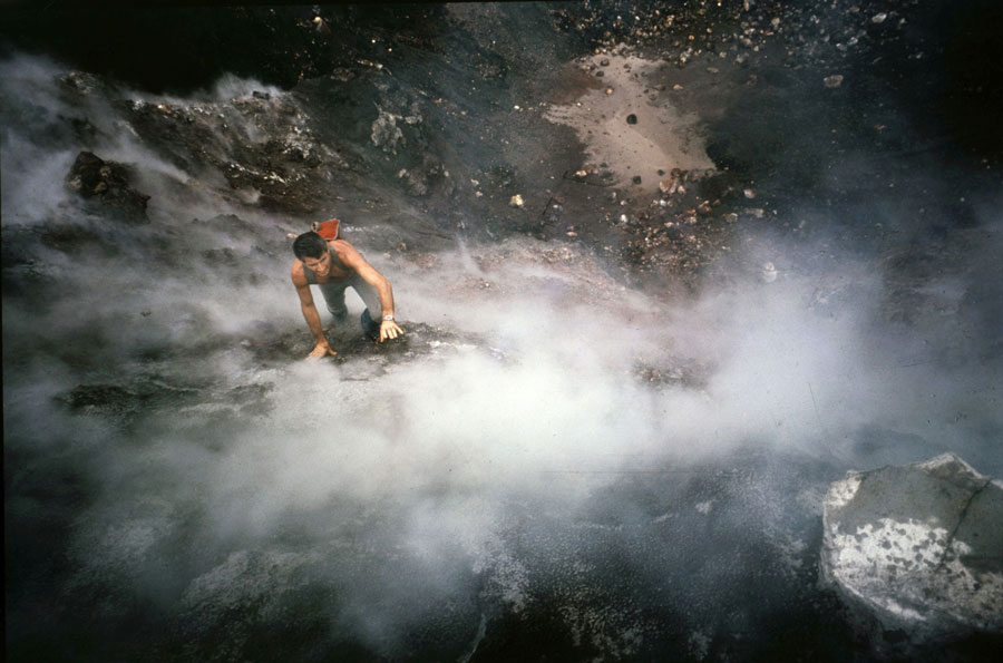 Bonatti in salita sulle pareti del vulcano Krakatoa, Indonesia, 1968