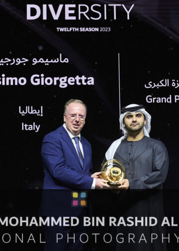 Massimo Giorgetta riceve il premio di vincitore assoluto dell'HIPA 2023 sul palco del Teatro dell'Opera di Dubai