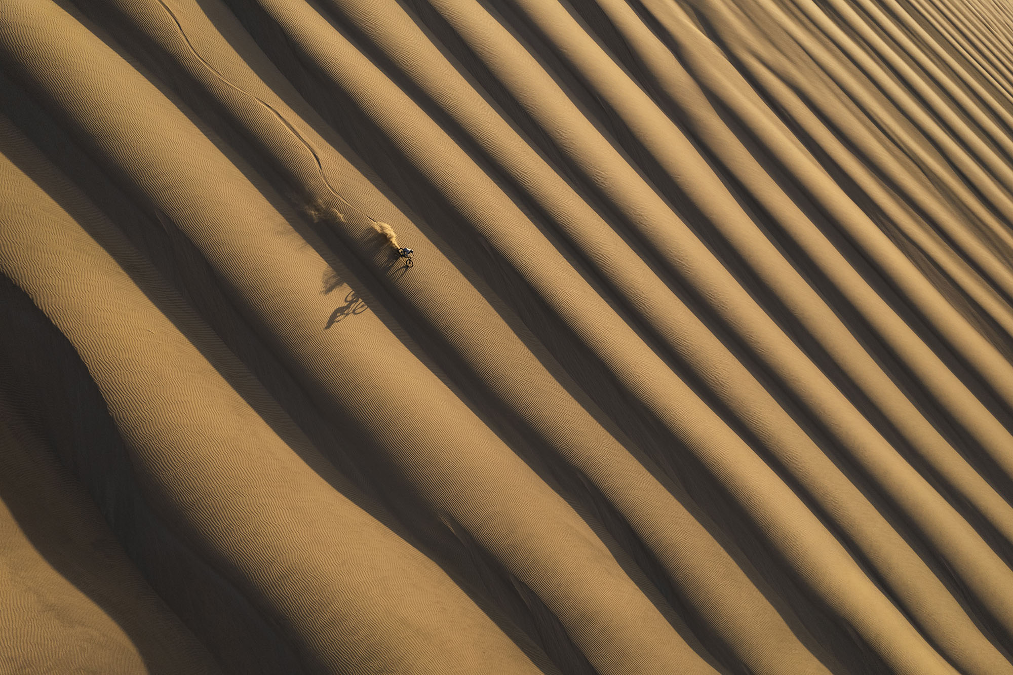 ciclista su una duna