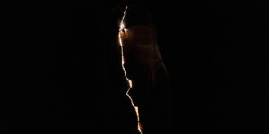 rocciatore in un canyon illuminato con led