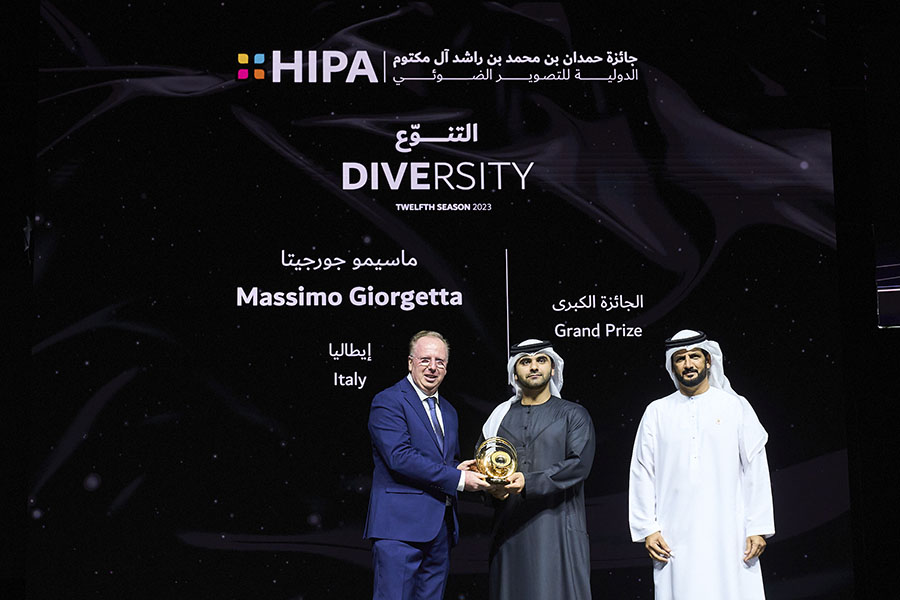 Massimo Giorgetta riceve il premio di vincitore assoluto dell'HIPA 2023 sul palco del Teatro dell'Opera di Dubai
