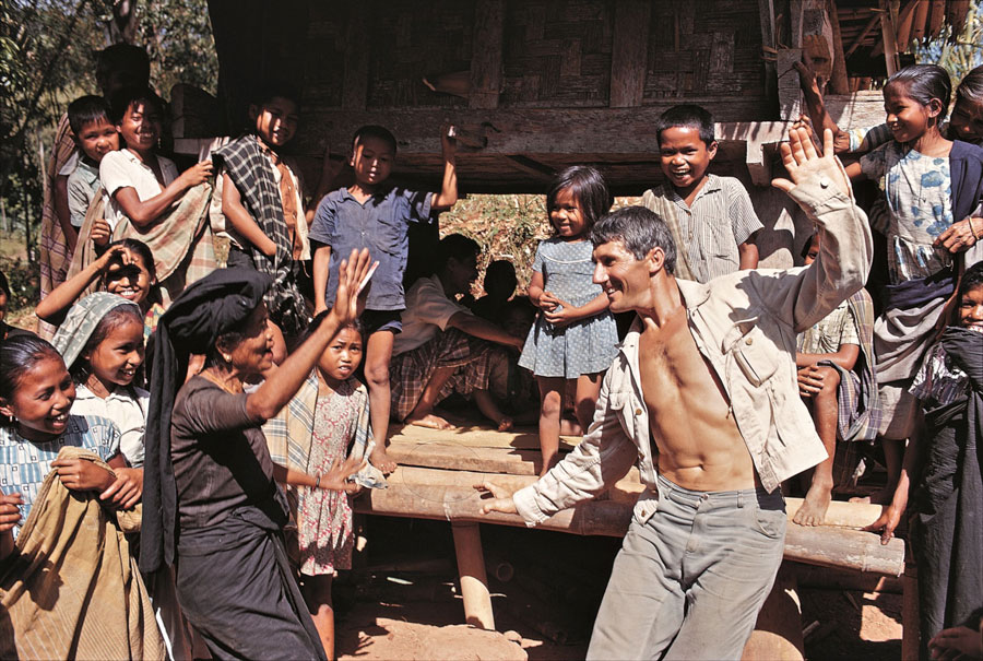 Momento di gioia, dopo la danza in onore dei defunti, nel villaggio funebre di Lemo, a Tana Toradja, nell’isola Sulawesi, Indonesia, 1968