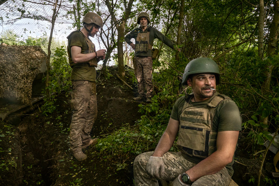 Stefano Rosselli, Carristi si riposano dopo aver sparato contro le linee nemiche, Chasov Yar frontline, giugno 2023. © Stefano Rosselli