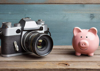 fotocamera e salvadanaio, generata da IA