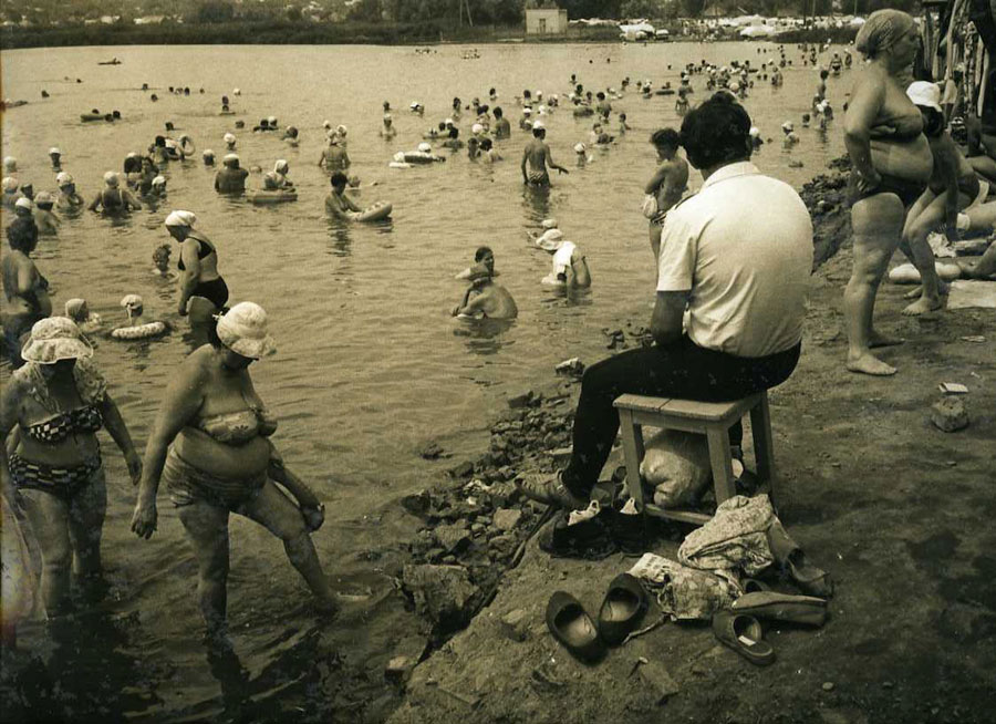 Boris Mikhaïlov, Dalla serie " Lago salato", 1986. © Boris Mikhailov, VG Bild-Kunst, Bonn Germany | © Boris Mikhailov, by SIAE 2023. Courtesy Boris e Vita Mikhailov