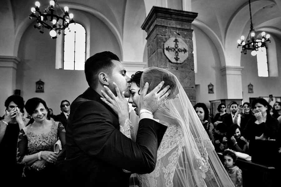 Chiesa San Nicola di Bari, Siderno, maggio 2017. © Danilo Coluccio. Fotografia vincitrice nella categoria Pleasure/Pain del concorso fotografico Tri1 della Wedding Photojournalist Association nel 2017.