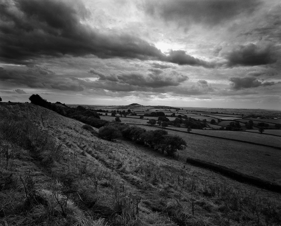 Creech Hill in lontananza, Somerset, anni Novanta. © Don McCullin, Courtesy Hamiltons Gallery