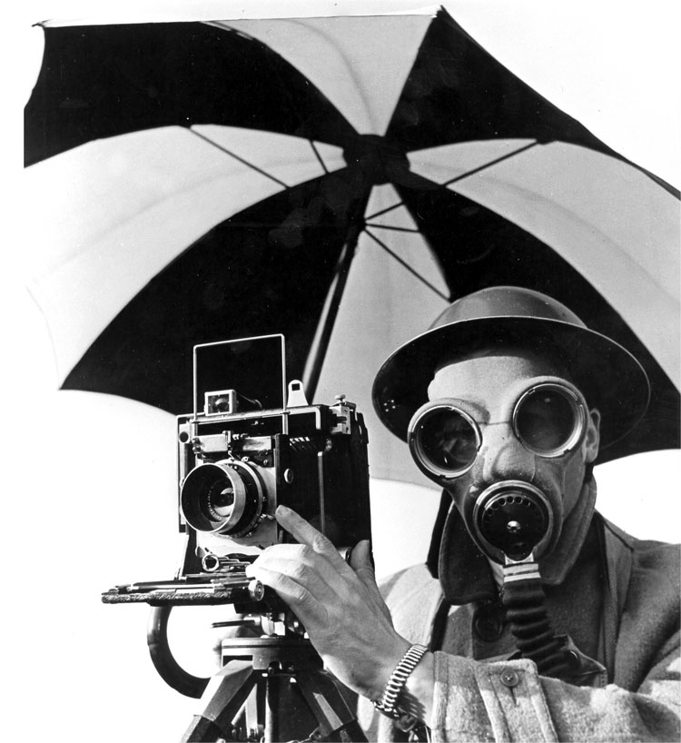 David E. Scherman indossa una maschera antigas in guerra, Londra, Regno Unito, 1942. © Lee Miller Archives England 2023
